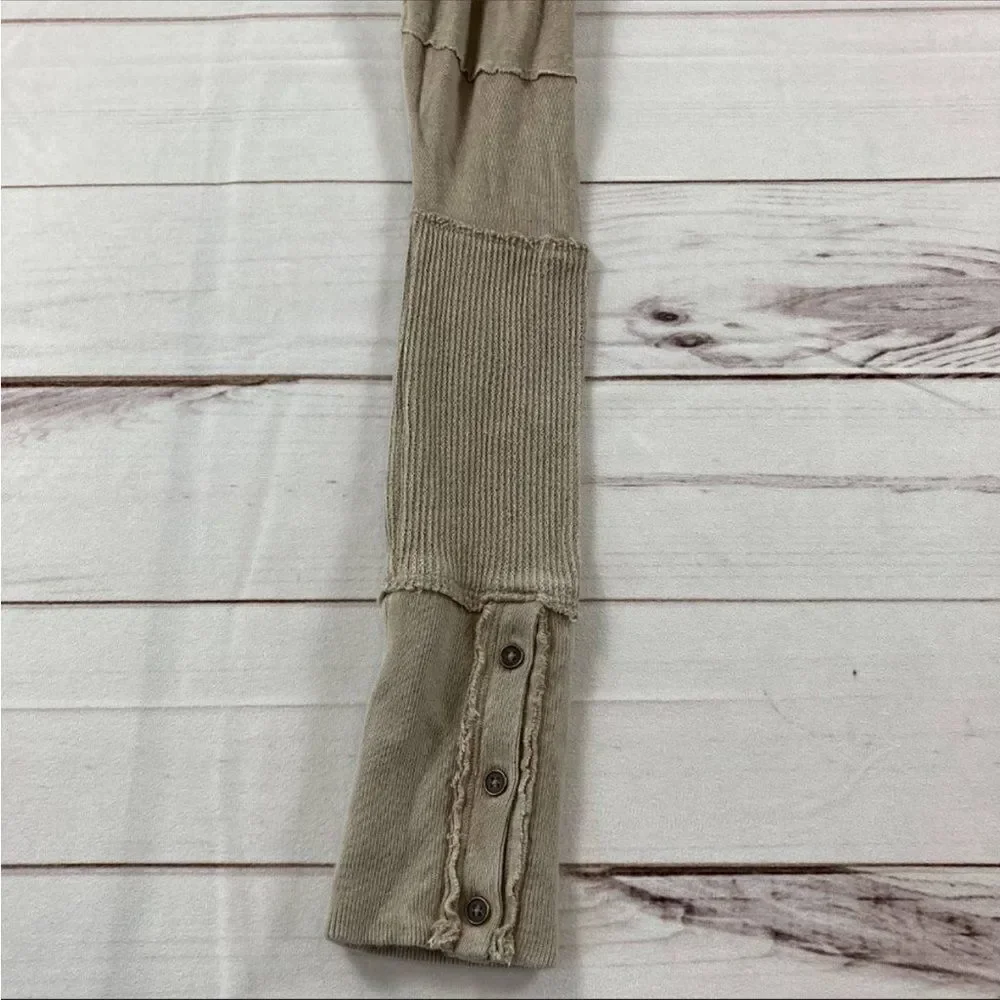 We The Free Womens Beige Long Sleeve V-Neck Tee Oversize Crop Top Small - Picture 5 of 7